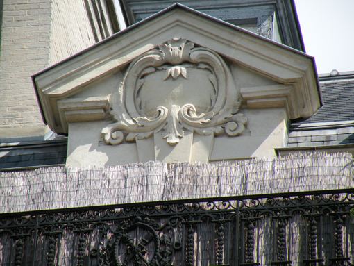  fronton de fenêtre d'immeuble, 17 bd Raspail